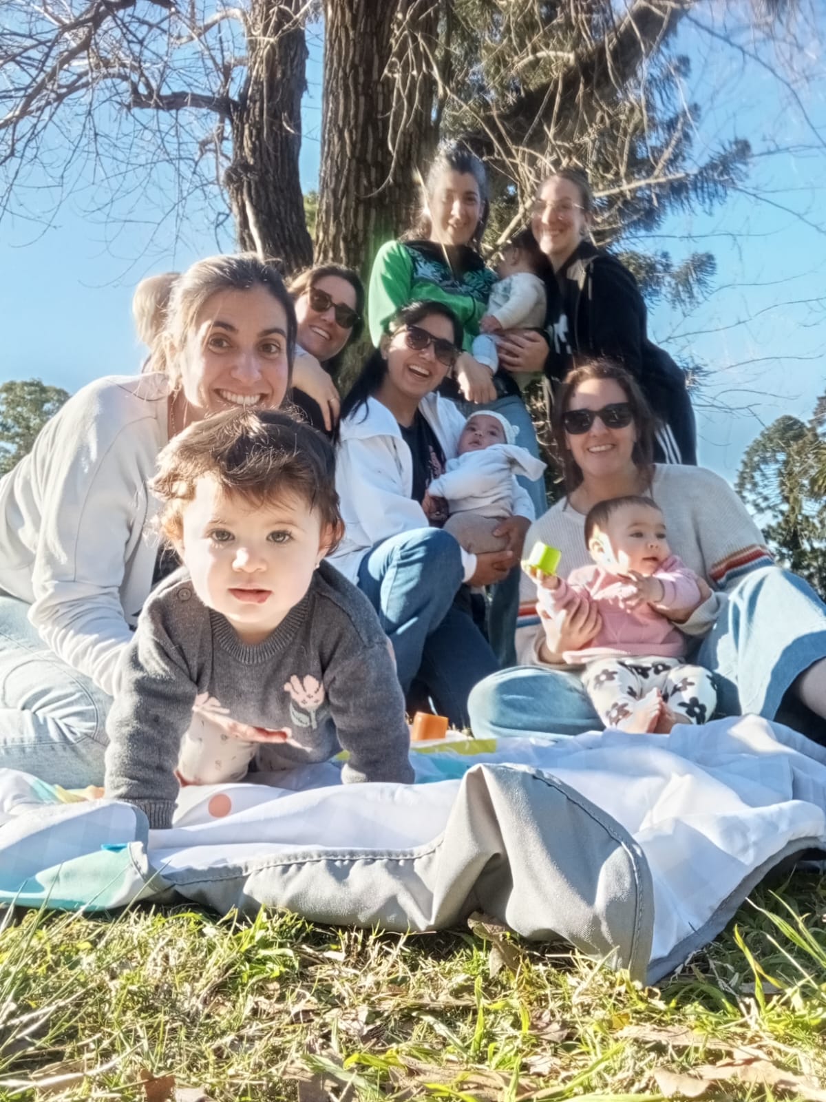Mamás con bebés al aire libre
